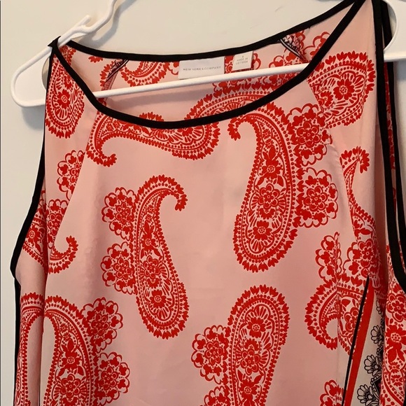 New York and Company Cold Shoulder Top Small NWT - Picture 3 of 8